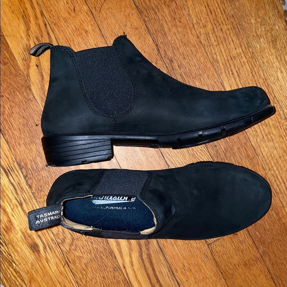 Blundstone BL 1977 Ankle Chelsea Boot Low Heel Black Nubuck